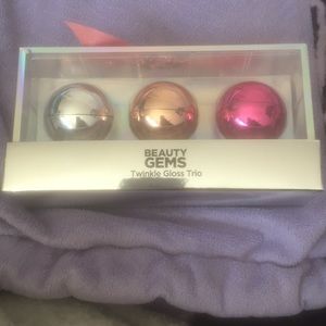 Lip gloss with travel bag!